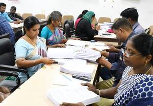  கலெக்டர் ஆபீசில் வாக்காளர் பட்டியல் சரிபார்க்கும் பணி 