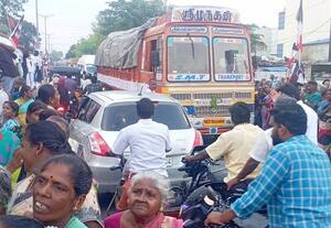  வி.சி., அ.ம.மு.க., ரோடு ஷோ;தேனியில் போக்குவரத்து நெரிசல்