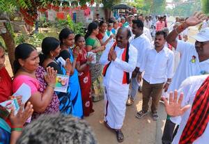 முதல் கையெழுத்தில் ரூ.8 ஆயிரம் :தி.மு.க., வேட்பாளர் வாக்குறுதி