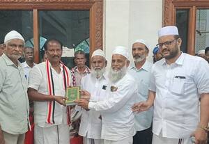 அ. தி.மு.க., வேட்பாளர் பள்ளி வாசலில் ஓட்டு சேகரிப்பு