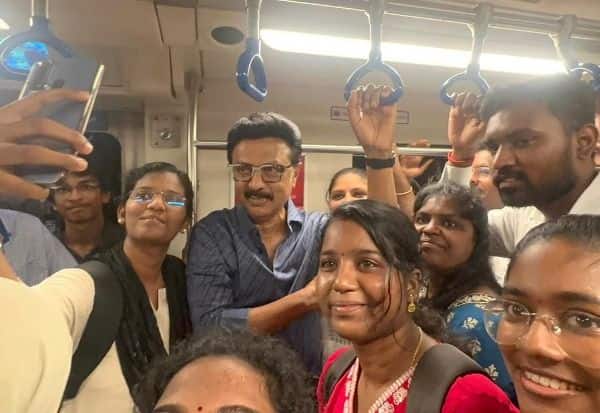 மெட்ரோ ரயிலில் ஸ்டாலின் பயணம்; செல்பி எடுத்து மகிழ்ந்த பயணியர்