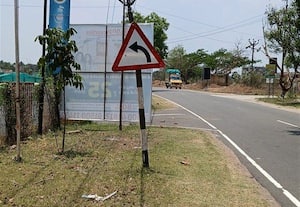  வளைவு பகுதியில் பிளக்ஸ் வாகன ஓட்டுநர்கள் தடுமாற்றம்