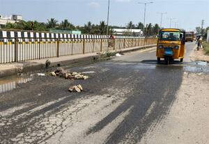  சர்வீஸ் ரோட்டில் கழிவு நீர் வாகன ஓட்டுநர்கள் அவதி