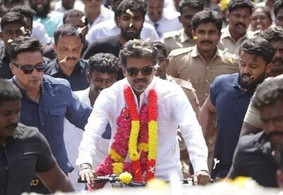 காலம் கடந்ததால் காரைக்குடியில் 'விஜயின் மவுனம் பேசியதே'