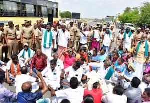  தேசிய நெடுஞ்சாலையில் மறியல் : 107 பேர் கைது