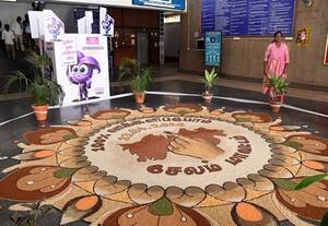 ஓவியத்தை பாதுகாக்கும் ஊழியர்கள்