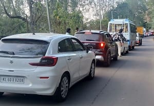  'கொடை' யில் குவிந்த சுற்றுலாப் பயணிகள்:  போக்குவரத்து நெரிசலால் அவதி