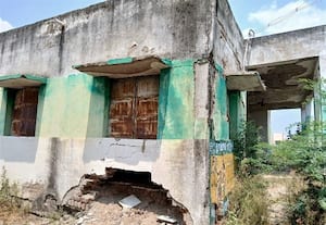  சேதமடைந்த  இ---சேவை மைய கட்டடம் அரசு நிதி வீணடிப்பு