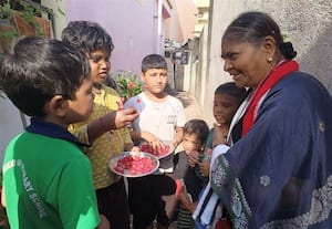  அ.தி.மு.க., வேட்பாளர் வளர்மதி கோபாலபுரத்தில் பிரசாரம்