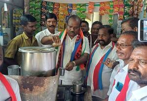  டீ போட்டு கொடுத்து ஓட்டு சேகரித்த தி.மு.க., வேட்பாளர் சரவணன்