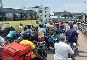  ரயில்வே கேட்டில் வாகனங்கள் காத்திருப்பு