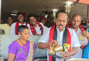  காவிதண்டலத்தில் டீ போட்டு கொடுத்து ஓட்டு சேகரித்த தி.மு.க.. வேட்பாளர் சுந்தர்