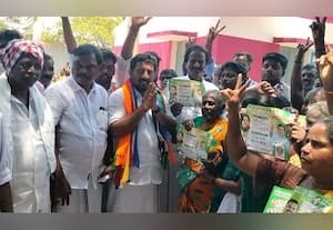  கும்மிடி அ.தி.மு.க., வேட்பாளருக்கு பெண்கள் உற்சாக வரவேற்பு