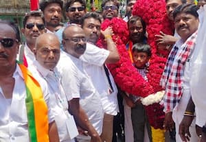 திண்டிவனம் நகராட்சி பகுதியில் அ.தி.மு.க.,வேட்பாளர் ஓட்டு சேகரிப்பு