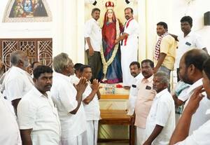  சாத்திப்பட்டு  சர்ச்சில்  அ.தி.மு.க., வேட்பாளர் மோகன் ஓட்டு சேகரிப்பு   