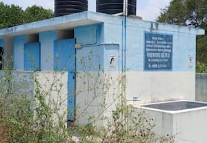  புதர் சூழ்ந்து வீணாகும் பொது கழிப்பிடம்