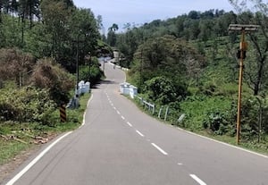  தரைமட்ட பாலத்தை உயர்த்த வாகன ஓட்டுநர்கள் கோரிக்கை