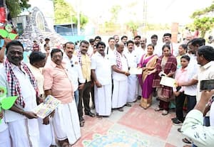  சிதம்பரம் சர்ச்சில் ஓட்டு சேகரித்த  அ.தி.மு.க., வேட்பாளர் பாண்டியன்