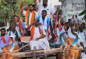  அ.தி.மு.க., வேட்பாளர் பழனிசாமி மாட்டு வண்டியில் ஓட்டு சேகரிப்பு