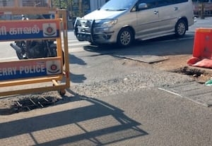  நுாறு அடி சாலையில் வாய்க்கால் சிலாப் சேதம்; போக்குவரத்து பாதிப்பு  