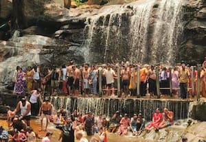  ஆர்ப்பரிக்கும் பஞ்சலிங்கம் அருவி திருமூர்த்திமலையில்  திரண்ட மக்கள் 