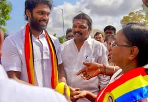  போட்டி வேட்பாளர்களிடம் நலம் விசாரித்த பா.ம.க., வேட்பாளர் 