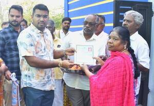  தாம்பூலம் வழங்கி வாக்காளர்களுக்கு அழைப்பு 'பூத் சிலிப்' வழங்கும் பணி துவக்கம்