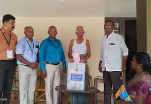  உடுமலை, பொள்ளாச்சியில் மூத்த குடிமக்களுக்கு... ஓட்டுப்பதிவு துவக்கம்!:வீடுகளுக்கு நேரடியாக செல்லும் தேர்தல் குழுவினர்