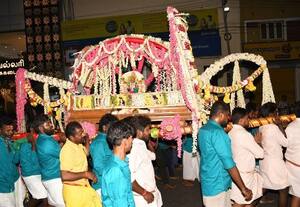  பூப்பல்லக்கில் பவனி வந்த ஸ்ரீ மாரியம்மன்