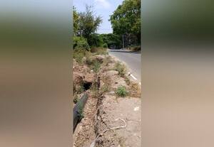  ரோட்டோர குழியால் விபத்து அபாயம்