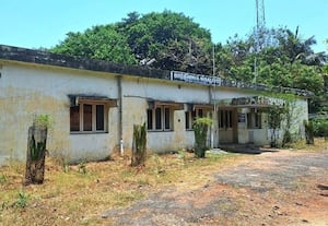  பாதுகாப்பற்ற பழைய கட்டடத்தில் கும்மிடிப்பூண்டி சார்நிலை கருவூலம்