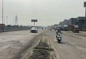  நெடுஞ்சாலை மையத்தடுப்பில் எச்சரிக்கை பலகை அமைக்க வலியுறுத்தல்
