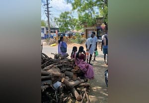  தேரிருவேலியில் எப்போது தான் கட்டப்படும் பயணியர் நிழற்குடை:  30 கிராம மக்கள் சிரமம்