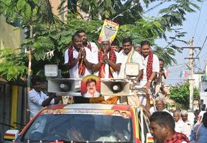 திருத்தணி தே.மு.தி.க., வேட்பாளருக்கு பெண்கள் ஆரத்தி எடுத்து வரவேற்பு