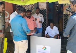  முதியவர், மாற்றுதிறனாளிகள்: தபால் ஓட்டுப்பதிவு துவக்கம்