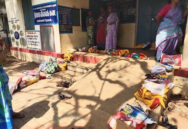  முதியோர், மாற்றுத்திறனாளியிடம் தபால் ஓட்டுக்கள் சேகரிப்பு