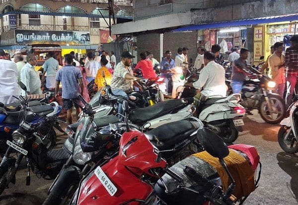  நெரிசலில் சிக்கித் தவிக்கும் கூடலுார் பழைய பஸ் ஸ்டாண்ட்: ஒரே பகுதியில் தேர்தல் கட்சி அலுவலகங்கள்