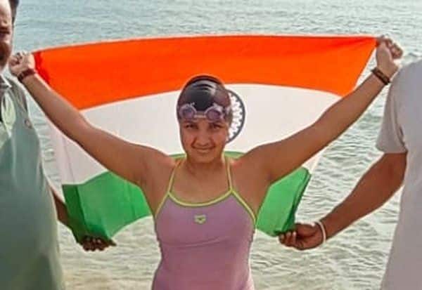  தனுஷ்கோடியிலிருந்து இலங்கைக்கு கடலில் 58 கி.மீ., நீந்திய இளம்பெண்