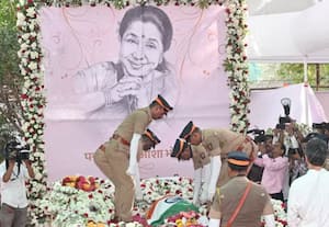 அரசு மரியாதையுடன் ஆஷா  போஸ்லே உடல் தகனம்