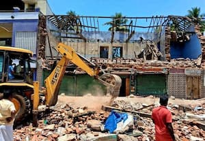  மேல்தள சுவர் இடிந்து விழுந்து சாலையில் சென்ற மூதாட்டி பலி :காரைக்காலில் பரபரப்பு