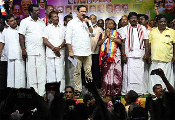 ஸ்டாலினை சுற்றி 4 அமைச்சர் பெயரில் வியாபாரிகள்: பாமக தலைவர் அன்புமணி காட்டம்