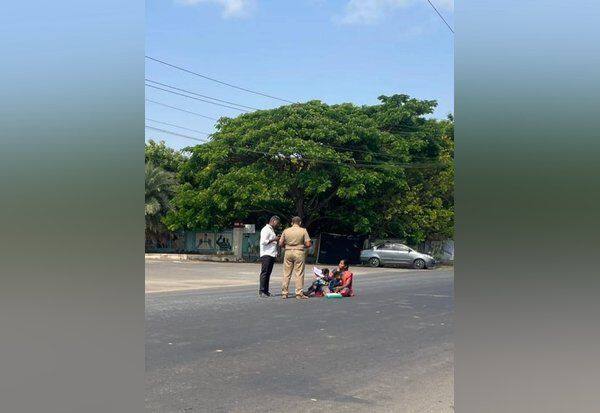  கலெக்டர் அலுவலகம் எதிரில் பெண் தர்ணா