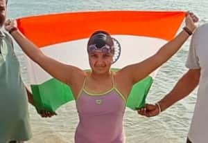  தனுஷ்கோடியிலிருந்து இலங்கைக்கு கடலில் 58 கி.மீ., நீந்திய இளம்பெண்