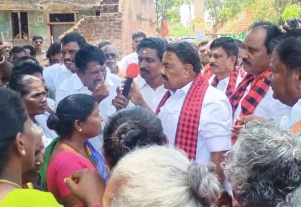  ஓட்டு கேட்டு வந்த அமைச்சர் ராஜ கண்ணப்பனுக்கு எதிர்ப்பு; கட்சியினர் கார் கண்ணாடி உடைப்பு