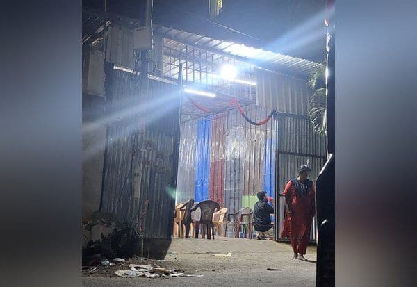 கோவை தெற்கு தொகுதி மக்களை கொட்டகைக்குள் அடைக்கும் தி.மு.க.,: தேர்தல் அதிகாரியிடம் அ.தி.மு.க., பகீர் புகார் 