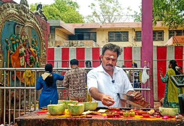  ஊழல் செய்தால் ரத்த வாந்தி; சுடுகாட்டில் சுயேச்சை பூஜை