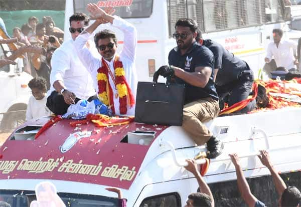 கட்டுக்கடங்காத ரசிகர் கூட்டம்; ரோடு ஷோவை பாதியில் முடித்துக் கொண்ட விஜய் 