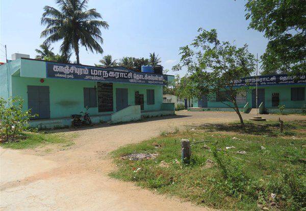  சுற்றுச்சுவர் இல்லாத மாநகராட்சி பள்ளி :இரவில் 'குடி'மகன்கள் அட்டகாசம்