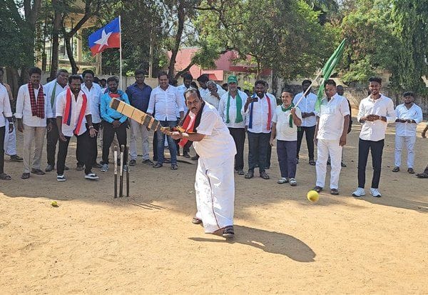  கிரிக்கெட் விளையாடி ஓட்டு சேகரித்த உத்திரமேரூர் தி.மு.க., வேட்பாளர் சுந்தர்