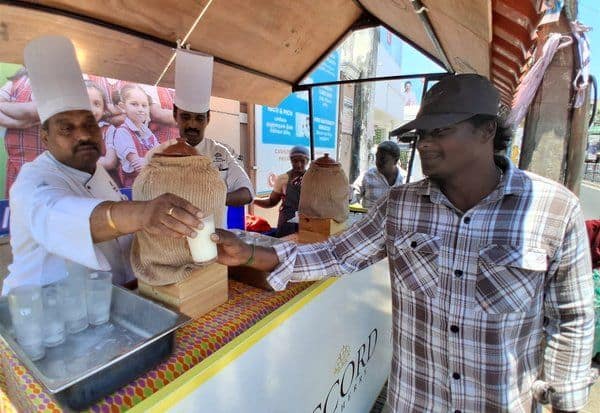 அக்கார்டு ஹோட்டல் சார்பில் 'செப்' குமார் இலவச மோர் வழங்கினார்
